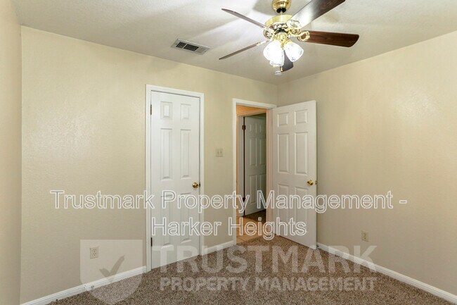 Building Photo - 800 Silver Creek Dr