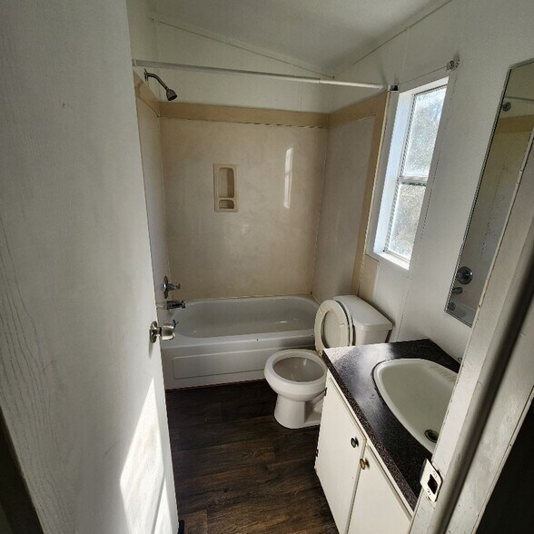 Building Photo - 15275 Country W Dr