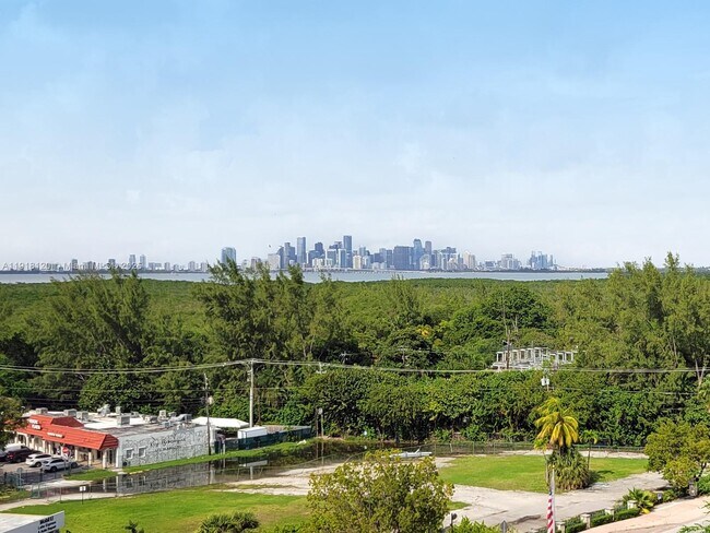 Building Photo - 77 Crandon Blvd