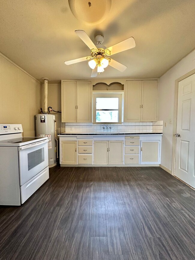 Building Photo - COMING FEBRUARY 2026 - Centrally Located 2-Bedroom Home!