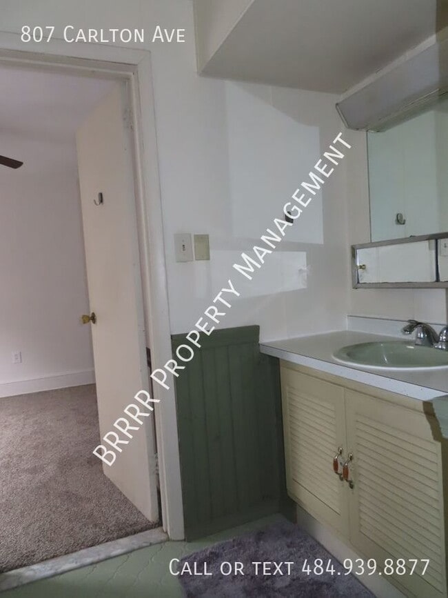 Building Photo - 807 Carlton Ave