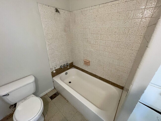 Building Photo - 705 Bustamante St