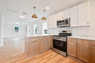 Building Photo - Beautifully Updated Two Bedroom Townhouse!