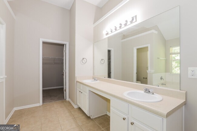 Building Photo - 665 Lakeridge Ct