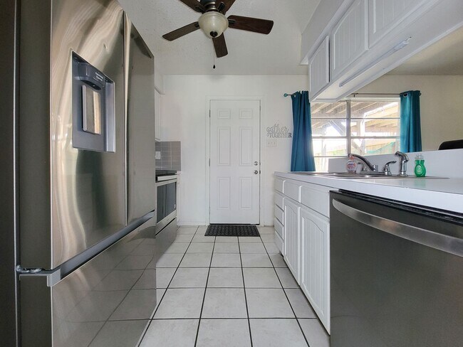 Building Photo - Two bedrooms two 1/2 bath townhome on Galv...