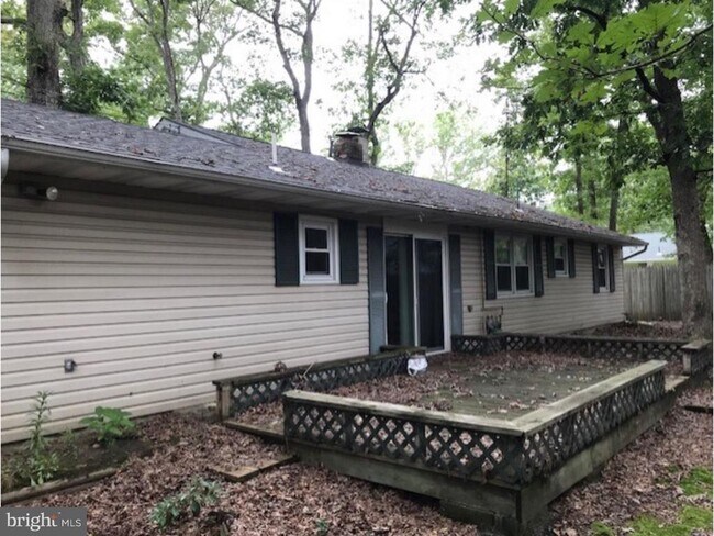 Building Photo - 384 Wildrose St