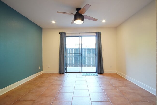 Building Photo - Spyglass Point 2/2 Condo Across from the B...