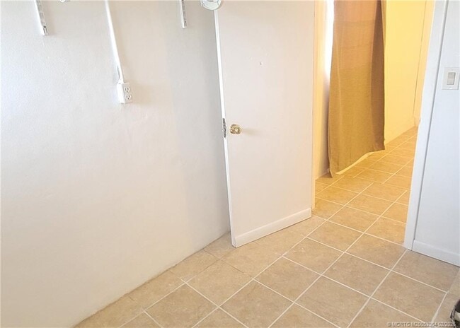 Building Photo - 350 NE Granduer Ave