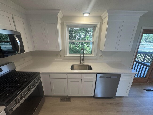 Building Photo - 5 Cabernet Ct