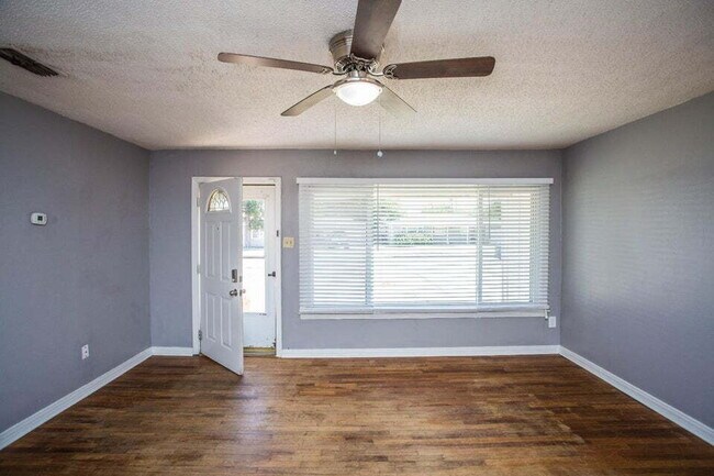 Building Photo - Charming 2/1 with Large Backyard!