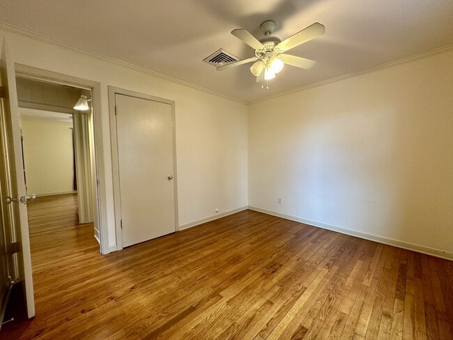 Building Photo - 914 W 21st St