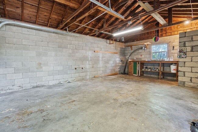 Building Photo - Charming 2/1 Home w/ Partially Fenced Yard in St. Cloud