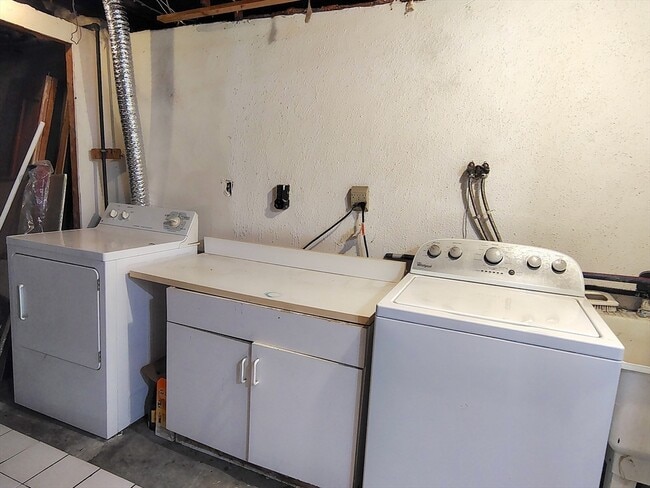 Building Photo - 74 Thurlow Ave