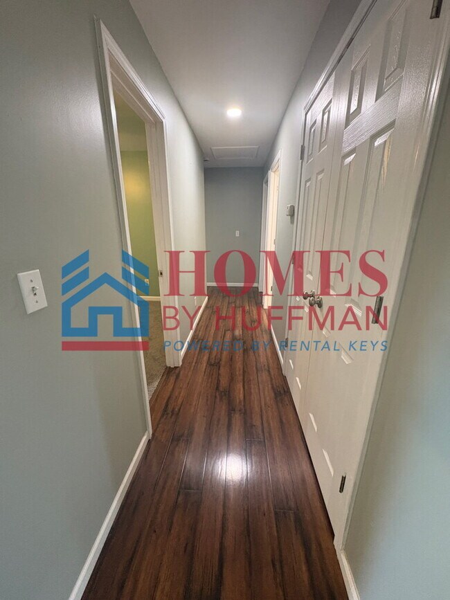 Building Photo - Three Bedroom | Fenced in Yard | Westside