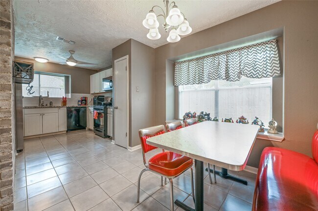 Building Photo - 2630 Hollymist Dr
