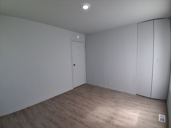 Building Photo - 1709 Crestview Dr