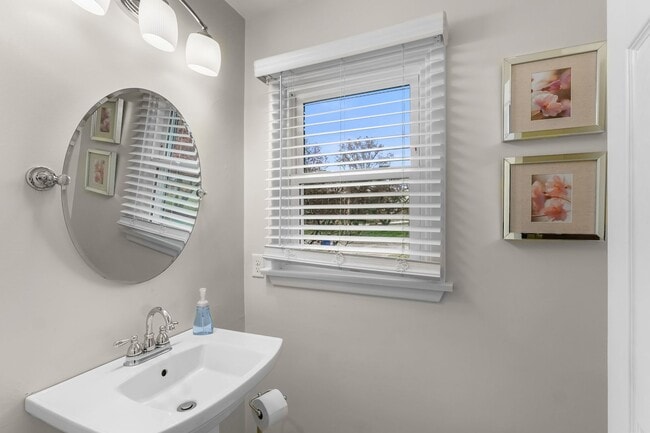 Building Photo - Beautifully Updated 4 Bedroom, 2.5 Bath Home in Fairview