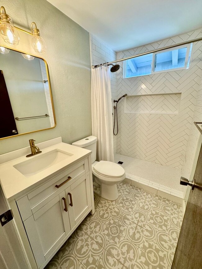 Building Photo - Charming 3-Bedroom Home with Ocean & Mount...
