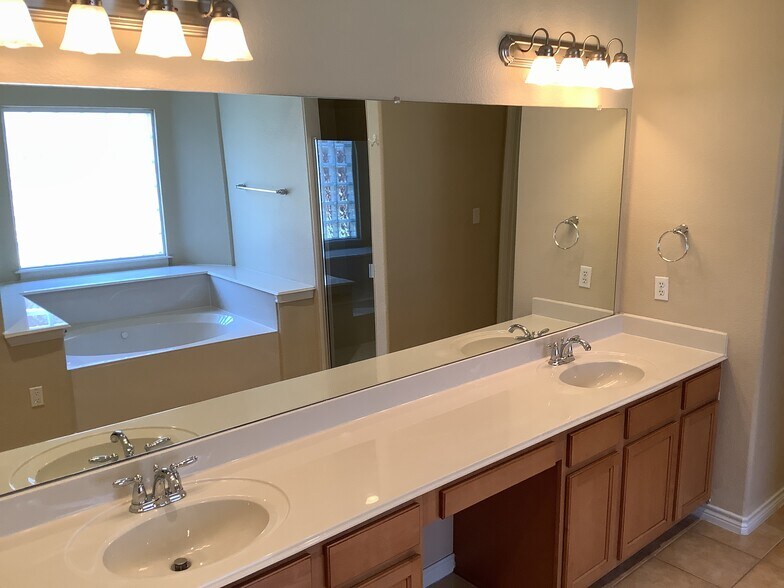 Building Photo - 1506 Melanie Trl