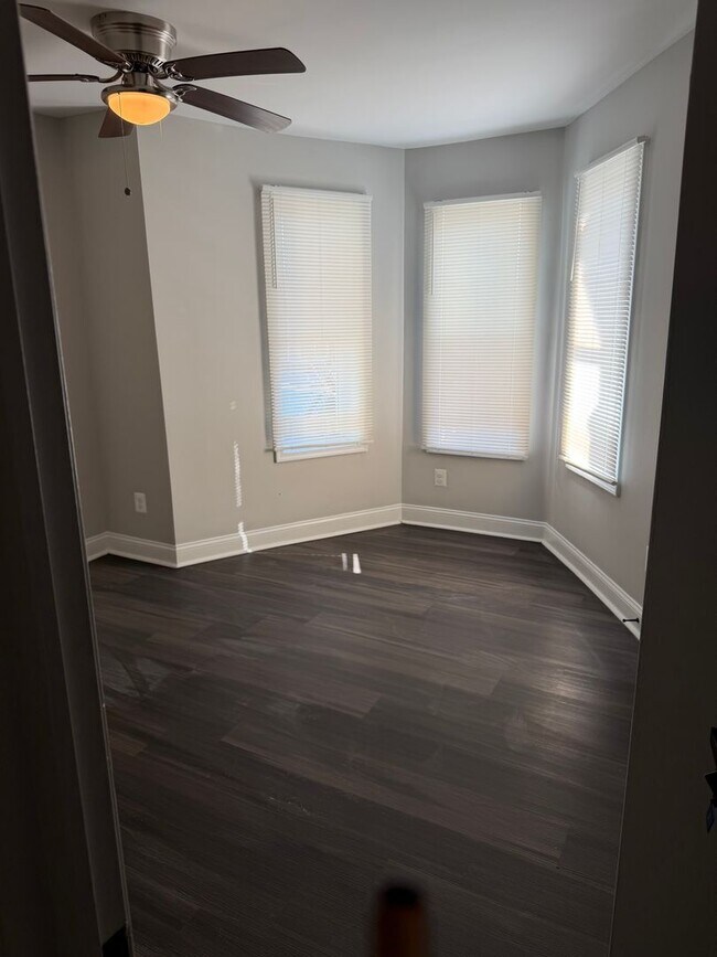 Building Photo - 716 E 23rd St