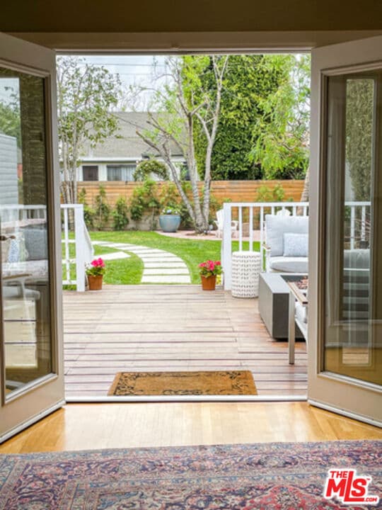 Building Photo - 934 S Dunsmuir Ave