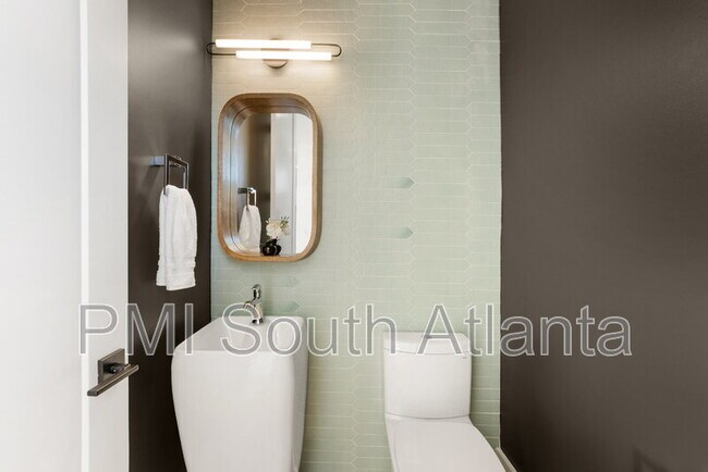 Building Photo - 194 E Lake Terrace SE