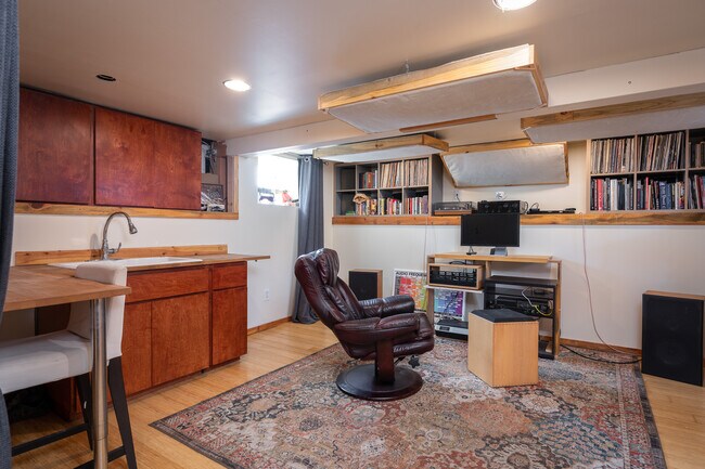 Building Photo - 1040 NE 78th Ave