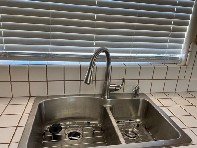 Building Photo - Victorville- Beautiful 3 Bedroom Home in G...