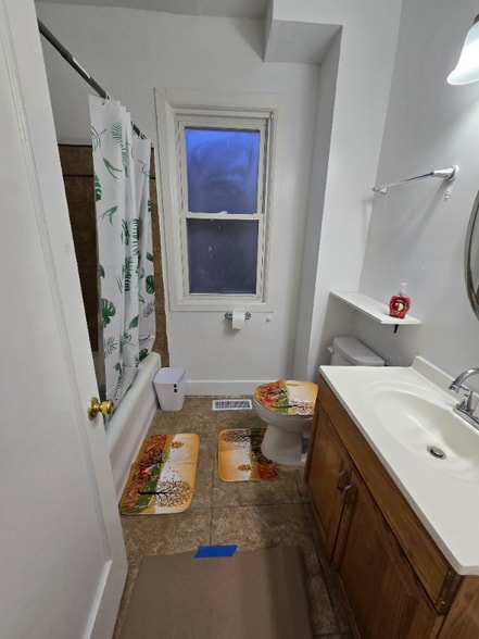 Building Photo - 8016 S Wolcott Ave