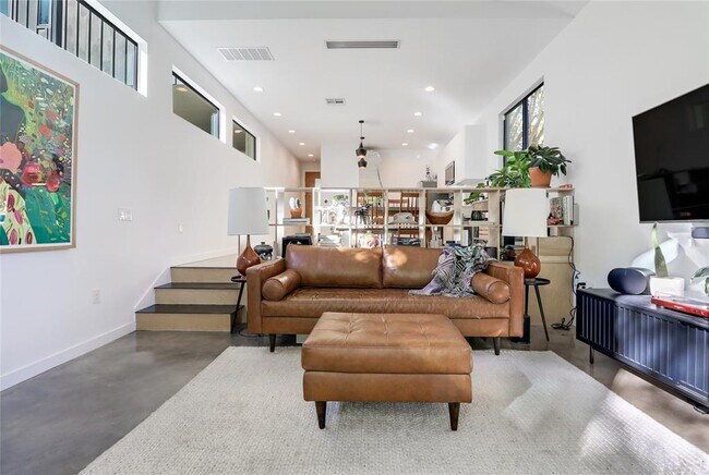 Building Photo - 2709 E 14th St