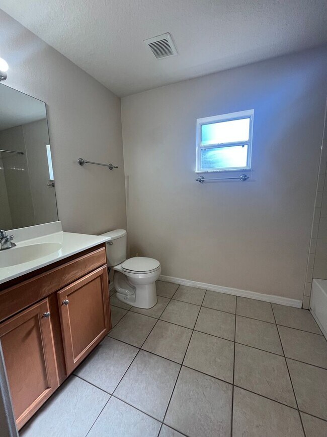 Building Photo - Beautiful Open Floor Plan 4 bedrom 2 Bath!