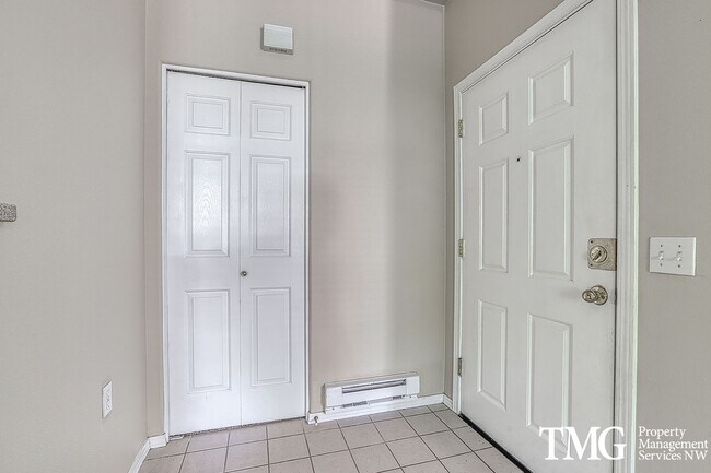 Building Photo - Single level main floor 2br/2ba Condo with Garage & W/D near Nike / Intel / St. Vincent Hospital