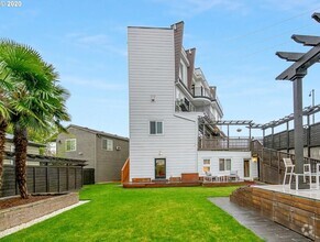 Building Photo - 6020 NE Willow St