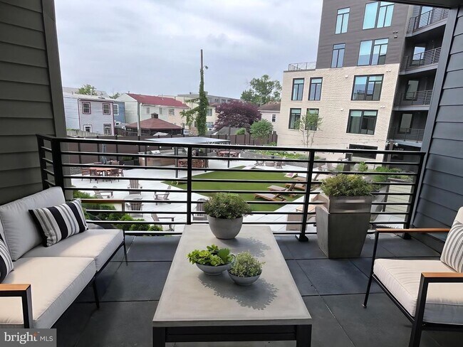 Building Photo - 701 N Henry St