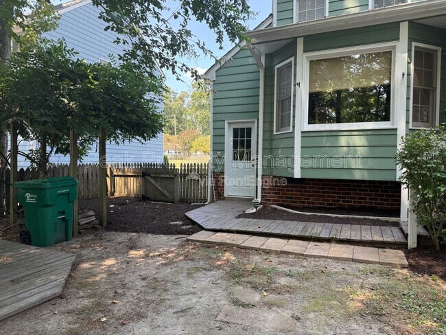 Building Photo - 12005 Sunrise Rd