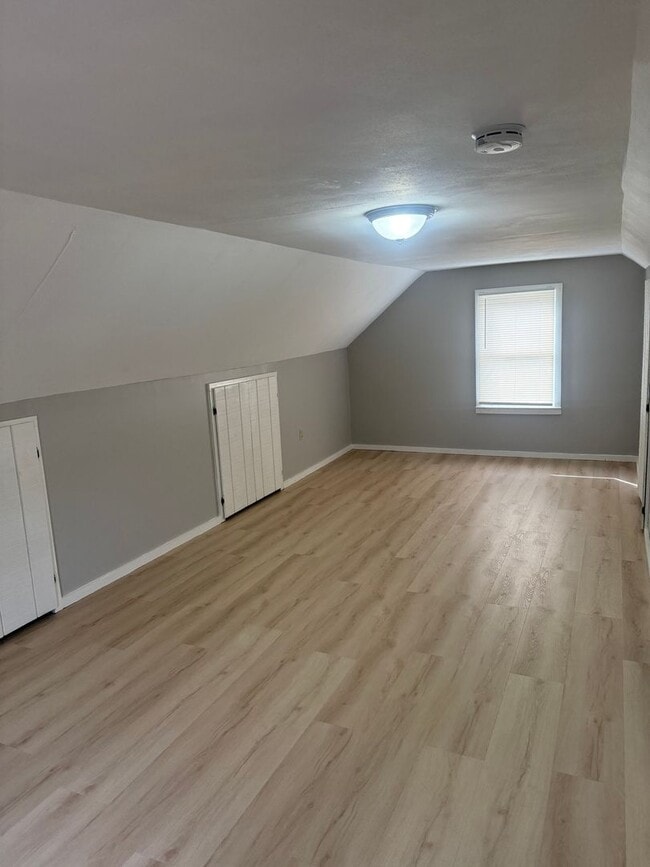 Building Photo - Spacious Mattydale 4 bed 1.5 bath home