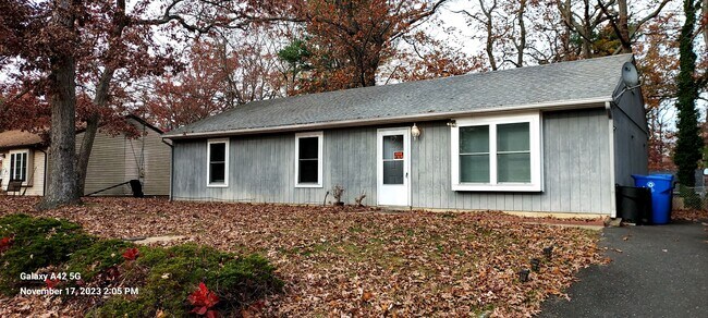 Primary Photo - 54 Clover St