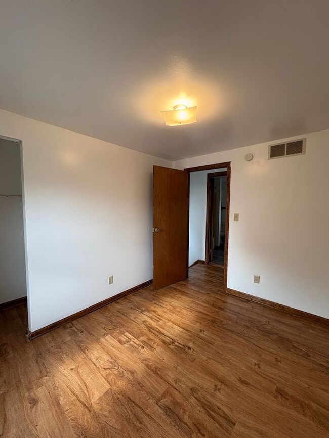 Building Photo - Three bedroom one bathroom home for rent