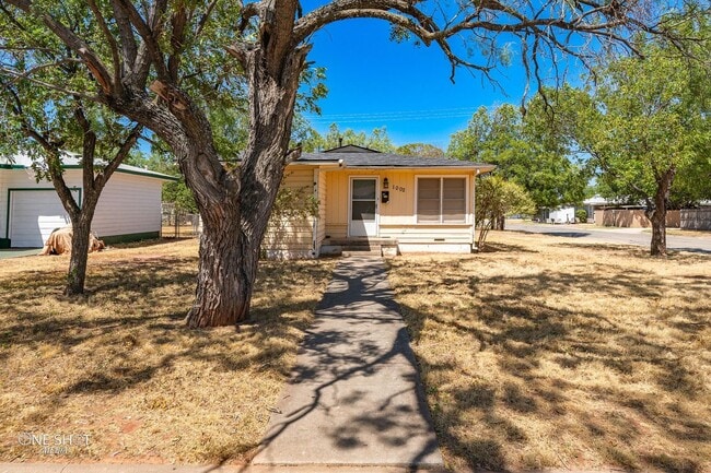 Building Photo - 1002 S San Jose Dr