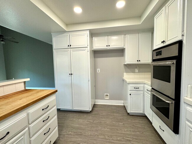 Building Photo - 3027 Oakwood Ln