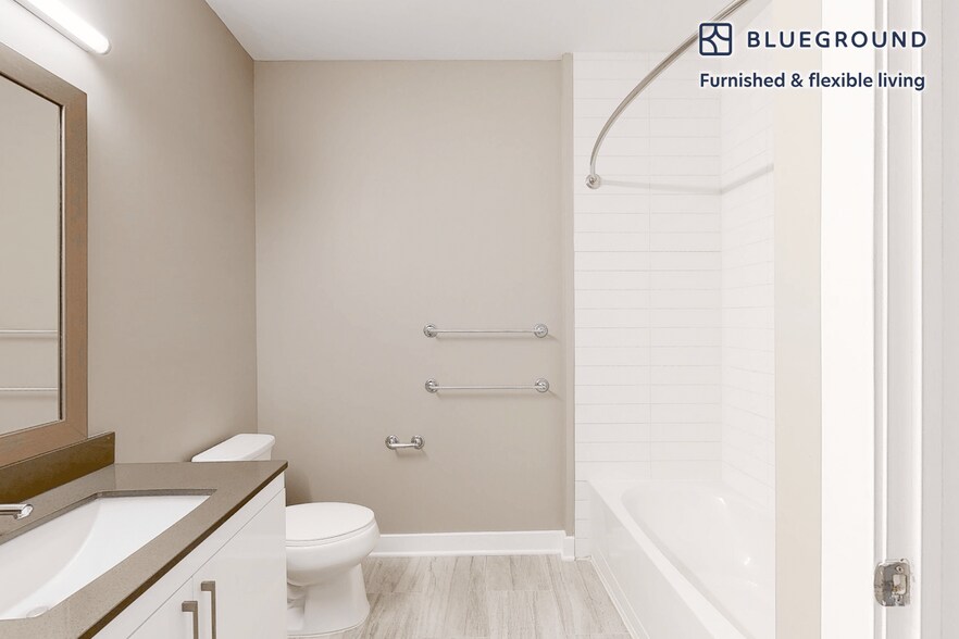 Building Photo - 240 E Shore Rd