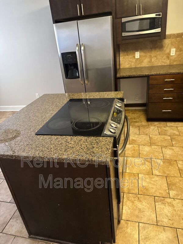 Building Photo - 530 W 10th St