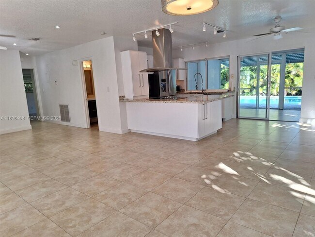 Building Photo - 1575 NE 38th St