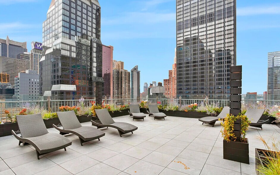 Building Photo - 150 W 51st St