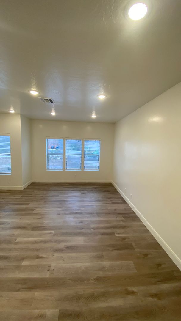 Building Photo - 3 Bed - 2.5 Bath, Large Townhome - 2 Car G...