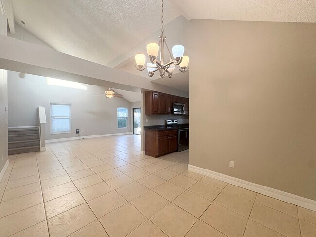 Building Photo - Fantastic 3 BR Lake Mary Home with vaulted...