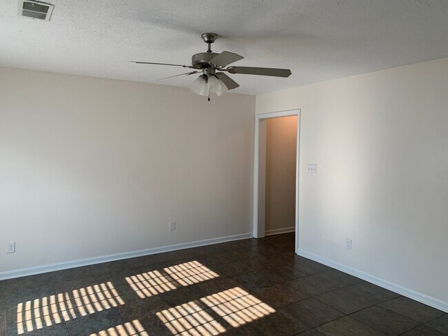 Building Photo - 2 Bedroom Townhouse off Wiggington Road