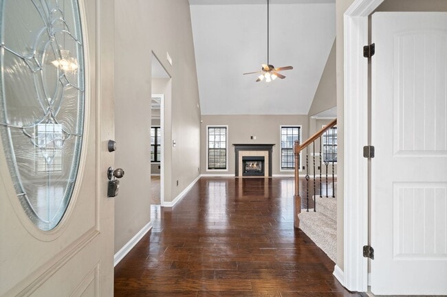 Building Photo - Pet Friendly Three Bedroom with Bonus!