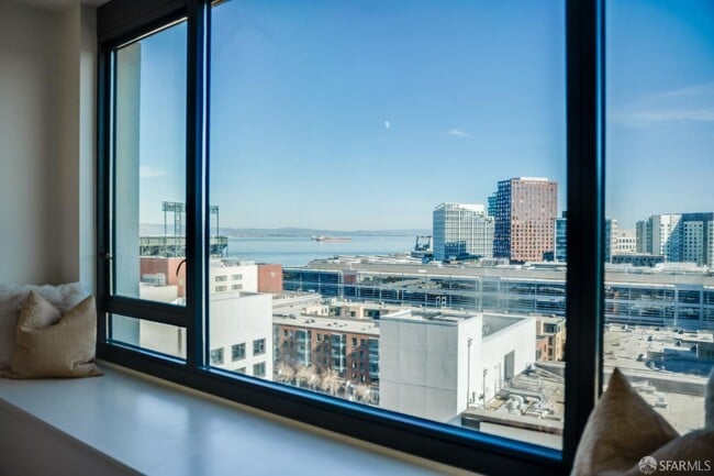 Building Photo - 260 King St