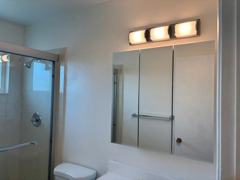 Building Photo - 643 Bolton Ct